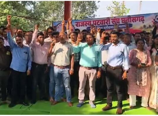 Chhattisgarh Patwari Strike: PV ऐप के विरोध में पटवारियों की अनिश्चितकालीन हड़ताल शुरू, तहसीलों में ठप हुआ कामकाज, जानें क्या है मामला