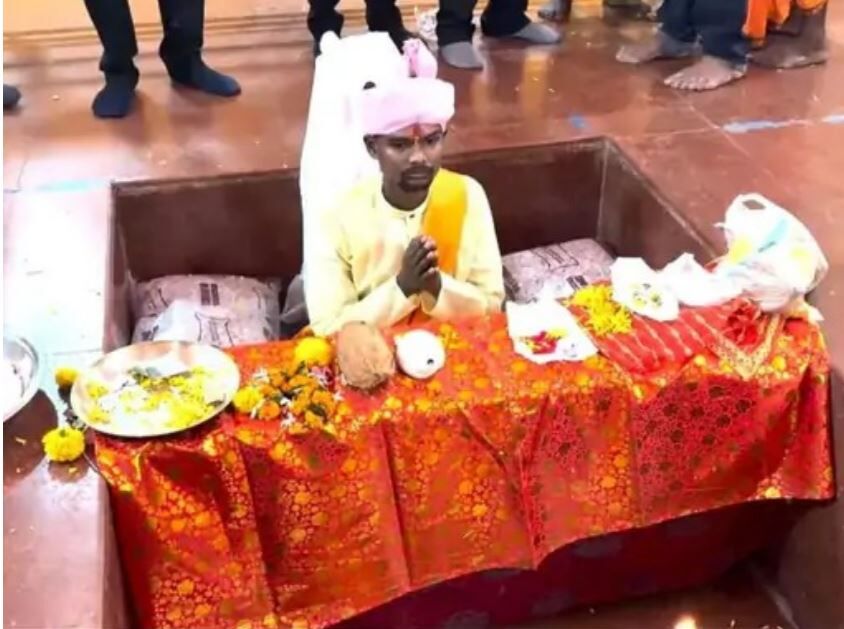 Bastar Dussehra Jogi Bithai: 4 फीट गहरे कुंड में 9 दिन की तपस्या पर बैठे दौलत सिरहा, जानें क्यों निभाई जाती है बस्तर दशहरा में जोगी बिठाई की रस्म
