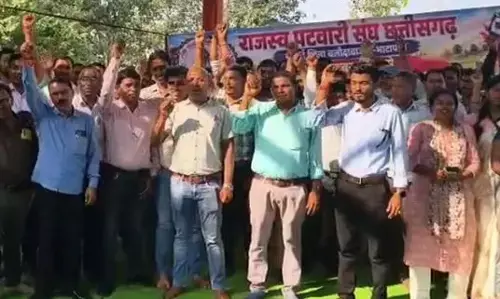 Chhattisgarh Patwari Strike: PV ऐप के विरोध में पटवारियों की अनिश्चितकालीन हड़ताल शुरू, तहसीलों में ठप हुआ कामकाज, जानें क्या है मामला Chhattisgarh Patwari Strike: PV ऐप के विरोध में पटवारियों की अनिश्चितकालीन हड़ताल शुरू, तहसीलों में ठप हुआ कामकाज, जानें क्या है मामला