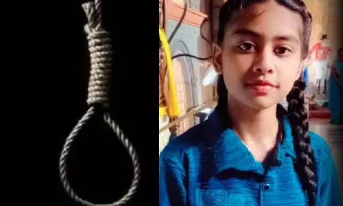 Raipur City News : 8वीं की छात्रा की फांसी के फंदे पर लटका मिला शव, परिजनों ने लगाया स्कूल में डांटने का आरोप, जांच में जुटी पुलिस Raipur City News : 8वीं की छात्रा की फांसी के फंदे पर लटका मिला शव, परिजनों ने लगाया स्कूल में डांटने का आरोप, जांच में जुटी पुलिस
