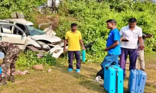 CG Accident : कार और ट्रेलर की आमने-सामने हुई भिड़ंत, 3 की मौत, दो घायल