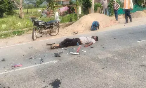 CG Accident : दो बाइकों की आमने-सामने भिड़ंत, एक की मौत और दो घायल