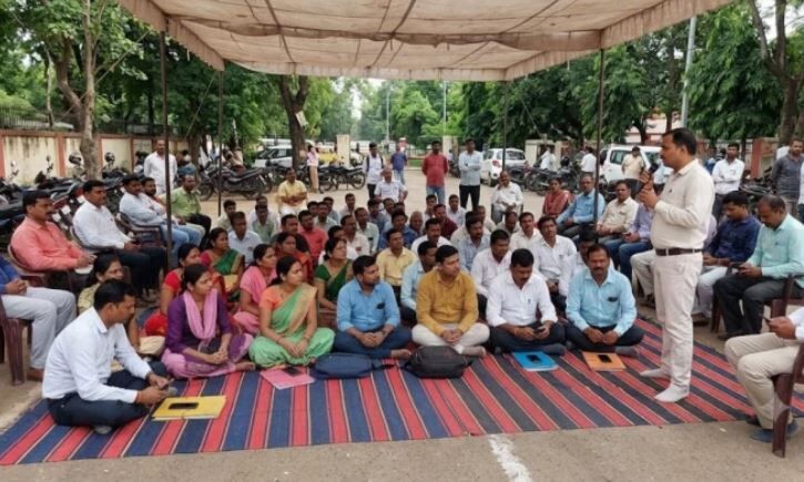 Chhattisgarh Patwari Strike: PV ऐप के विरोध में पटवारियों की अनिश्चितकालीन हड़ताल दूसरे दिन भी जारी, तहसीलों में काम प्रभावित