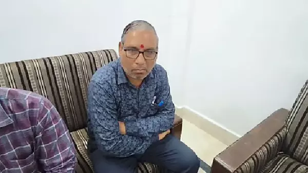 MP News : पिता के बीमा क्लेम के लिए डेढ़ साल से भटक रहा था बेटा, 4 हजार की रिश्वत लेते जल संसाधन विभाग का बाबू गिरफ्तार MP News : पिता के बीमा क्लेम के लिए डेढ़ साल से भटक रहा था बेटा, 4 हजार की रिश्वत लेते जल संसाधन विभाग का बाबू गिरफ्तार