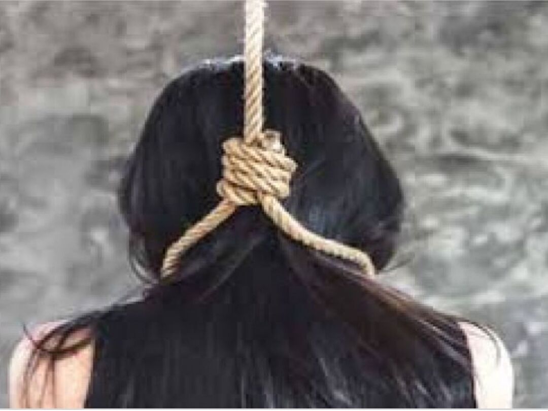 CG News : धमकी और प्रताड़ना से तंग आकर युवती ने लगाई फांसी, सुसाइड नोट बरामद, पुलिस जांच में जुटी