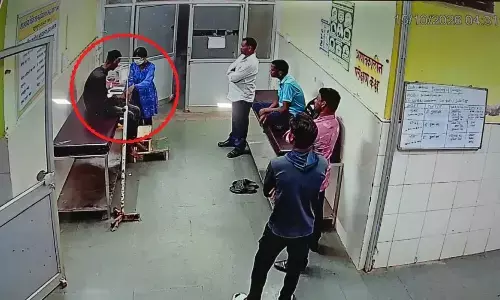 CG Crime : अस्पताल में पुलिस को चकमा देकर फरार हुआ नशा तस्करी का आरोपी, दो जवानों की निगरानी के बावजूद भाग निकला