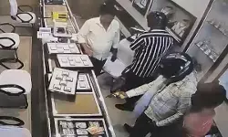 Bihar Crime : ज्वेलरी शॉप पर दिनदहाड़े 40 लाख की लूट, फायरिंग कर दहशत फैलाते हुए फरार हुए 6 बदमाश
