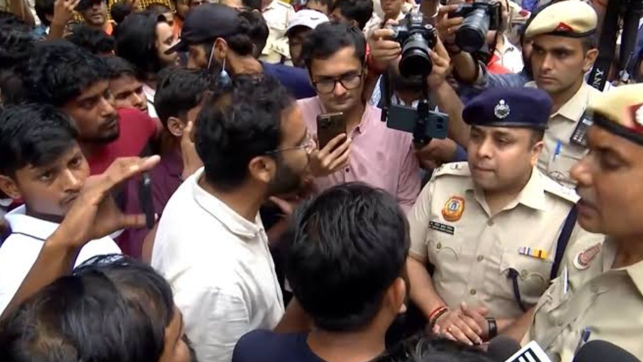 CJP Protest: तिरंगा मार्च से पहले अभिजीत दिपके हिरासत में, कनॉट प्लेस में सुरक्षा कड़ी; सेंट्रल पार्क बंद करने पर SC में सुनवाई