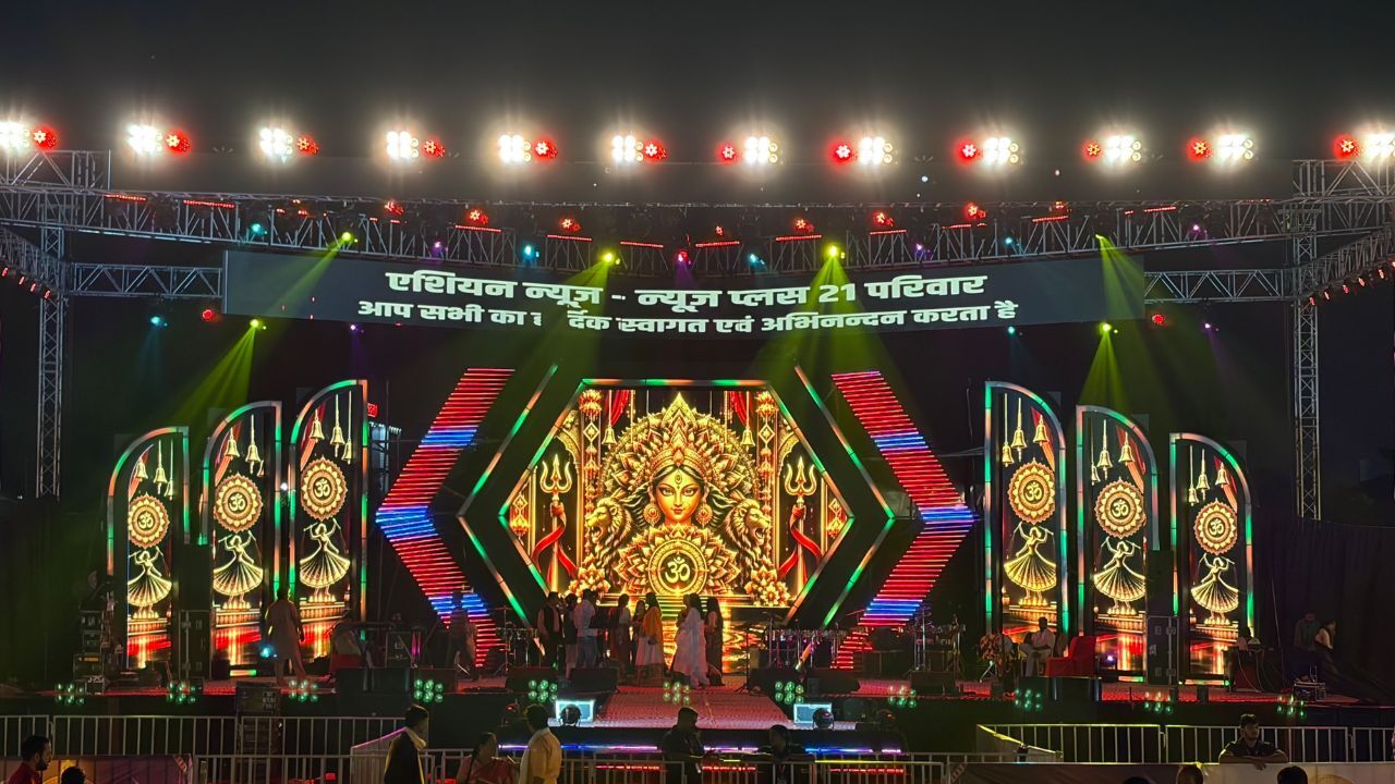 Asian News के Raas Garba में जमा बॉलीवुड का रंग, रायपुरियन के साथ गरबा में मौजूद हैं बॉलीवुड की सेलिब्रिटी श्रेया कालरा, रामबाग में बेकाबू हो रही भीड़, एशियन न्यूज पर देखें लाइव