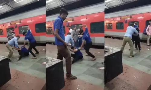 CG News : रेलवे स्टेशन पर वेंडरों की गुंडागर्दी, खाने-नाश्ते की बिक्री को लेकर मारपीट; वीडियो वायरल