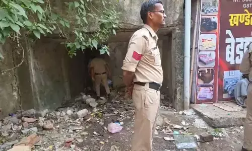 MP Crime : 12 साल की बच्ची की खंडहर में मिला शव, पुलिस जांच में जुटी MP Crime : 12 साल की बच्ची की खंडहर में मिला शव, पुलिस जांच में जुटी