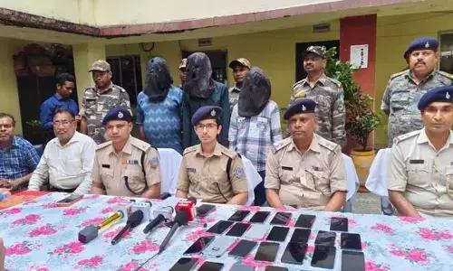 Jharkhand Crime : इलेक्ट्रॉनिक दुकान से मोबाइल पार करने वाले तीन आरोपी नेपाल से गिरफ्तार, 21 फोन बरामद