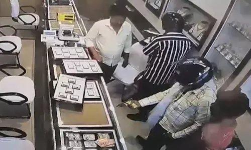 Bihar Crime : ज्वेलरी शॉप पर दिनदहाड़े 40 लाख की लूट, फायरिंग कर दहशत फैलाते हुए फरार हुए 6 बदमाश
