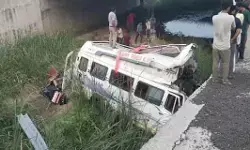 Bhopal Khatushyam Bus Accident: खाटूश्याम जा रही श्रद्धालुओं की मिनी बस नाले में गिरी, 8 लोगों की मौत; 17 घायल Bhopal Khatushyam Bus Accident: खाटूश्याम जा रही श्रद्धालुओं की मिनी बस नाले में गिरी, 8 लोगों की मौत; 17 घायल