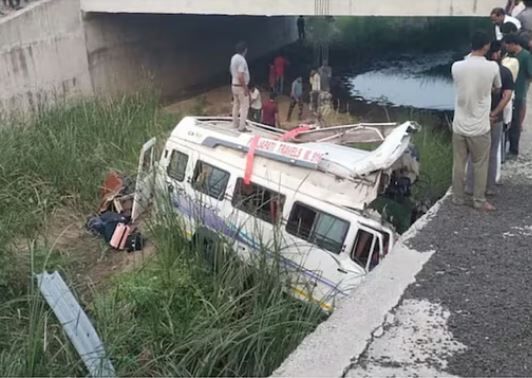 Bhopal Khatushyam Bus Accident: खाटूश्याम जा रही श्रद्धालुओं की मिनी बस नाले में गिरी, 8 लोगों की मौत; 17 घायल
