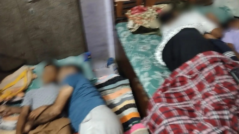 UP News : एक ही परिवार के 5 लोगों की संदिग्ध मौत, बिस्तर पर मिले पति-पत्नी और तीन मासूम बच्चों के शव