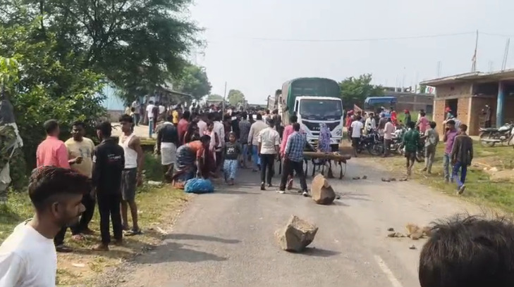 CG Accident : गिट्टी लोड ट्रैक्टर ने स्कूटी सवार महिला को कुचला, हुई मौत, ग्रामीणों ने किया चक्काजाम