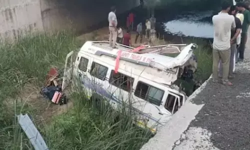 Bhopal Khatushyam Bus Accident: खाटूश्याम जा रही श्रद्धालुओं की मिनी बस नाले में गिरी, 8 लोगों की मौत; 17 घायल