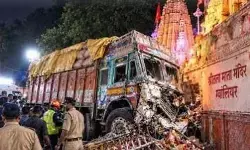 Gwalior Sheetla Mata Truck Accident: शीतला माता मंदिर जा रहे श्रद्धालुओं को बेकाबू ट्रक ने कुचला, 15 की मौत, 26 से अधिक घायल Gwalior Sheetla Mata Truck Accident: शीतला माता मंदिर जा रहे श्रद्धालुओं को बेकाबू ट्रक ने कुचला, 15 की मौत, 26 से अधिक घायल