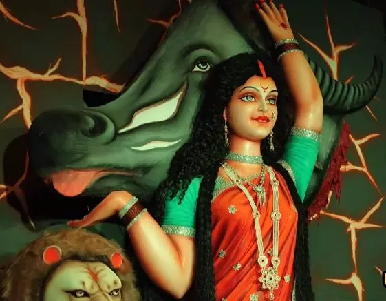 42511-890 Sangharsh Club Durga Utsav Raipur: संघर्ष क्लब दुर्गा उत्सव के पंडाल में शिव-शक्ति स्वरूप में विराजी हैं मां दुर्गा, महाआरती में भक्तों का रैला, जानिए रायपुर के इस भव्य पंडाल के 50 सालों का समृद्ध इतिहास