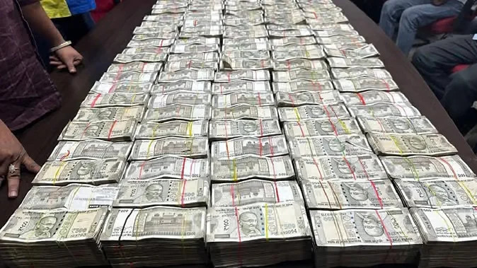 UP News : कार के दरवाजों में बने गुप्त खानों से मिले 2.65 करोड़, बैग में भी रखे थे 35 लाख रुपये, DRI की कार्रवाई से मचा हड़कंप