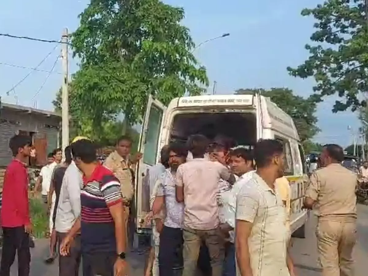 42562-5e470ce6-ceab-4dc9-b7b2-f64046e3fac41725537802164 UP Accident : महराजगंज से लौट रहे तीन दोस्तों की दर्दनाक मौत, सड़क हादसे ने छीन ली तीन परिवारों की खुशियां