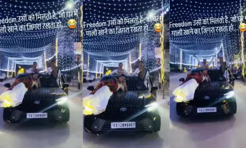 CG News : चलती कार में खतरनाक स्टंटबाजी, कोई दरवाजे पर लटकी तो कोई बोनट पर लेटी, VIDEO वायरल होते ही पुलिस ने दर्ज की FIR