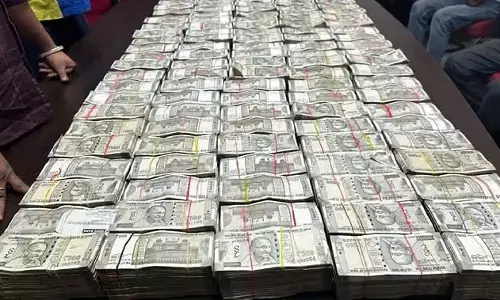 UP News : कार के दरवाजों में बने गुप्त खानों से मिले 2.65 करोड़, बैग में भी रखे थे 35 लाख रुपये, DRI की कार्रवाई से मचा हड़कंप