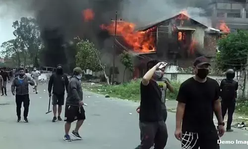मणिपुर में 15 घरों में लगाई आग, गोलीबारी में एक की मौत; ग्रामीणों ने जंगल में ली शरण मणिपुर में 15 घरों में लगाई आग, गोलीबारी में एक की मौत; ग्रामीणों ने जंगल में ली शरण