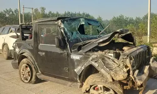 UP Accident : मसूरी घूमने निकले 5 दोस्तों की थार डिवाइडर से टकराई, 3 की मौत, 2 घायल UP Accident : मसूरी घूमने निकले 5 दोस्तों की थार डिवाइडर से टकराई, 3 की मौत, 2 घायल