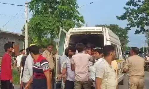 UP Accident : महराजगंज से लौट रहे तीन दोस्तों की दर्दनाक मौत, सड़क हादसे ने छीन ली तीन परिवारों की खुशियां