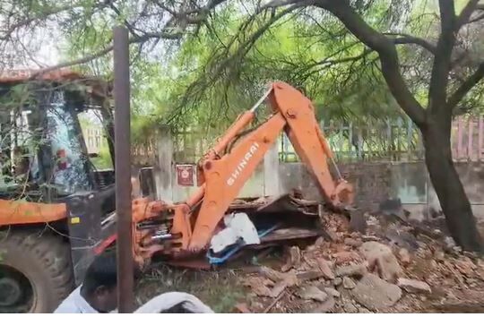 Rajnandgaon Cow Slaughter Case: गोवंश हत्या मामले में बुलडोजर एक्शन, 11 आरोपी गिरफ्तार, अवैध चिकन-मटन सेंटर तोड़े