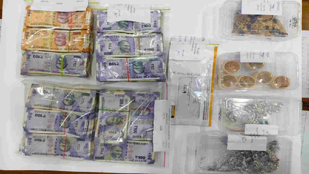MP Crime : विनय ज्वेलर्स डकैती कांड का खुलासा, लाखों रूपए के जेवर व नकदी के साथ 6 गिरफ्तार