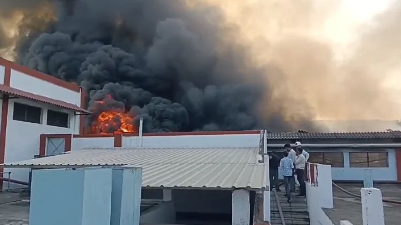 Parle G Factory Fire: पारले-जी फैक्ट्री के गोदाम में लगी भीषण आग, करोड़ों के नुकसान की आशंका