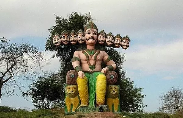42680-2 Dussehra 2026 : भारत के इन शहरों और गांवों में नहीं जलाया जाता रावण का पुतला, कहीं दामाद तो कहीं विद्वान मानकर होती है पूजा