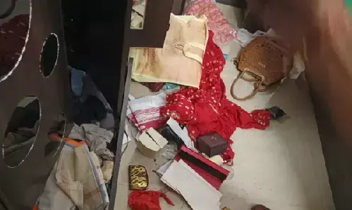 CG Crime : SECL के सूने क्वार्टर में लाखों की चोरी, 4 महीने से बंद मकान का ताला तोड़कर सोने के जेवर ले उड़े चोर CG Crime : SECL के सूने क्वार्टर में लाखों की चोरी, 4 महीने से बंद मकान का ताला तोड़कर सोने के जेवर ले उड़े चोर