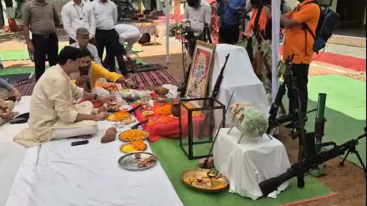 Raipur News: विजयादशमी पर रायपुर पुलिस लाइन में शस्त्र पूजन : कमिश्नर डॉ. संजीव शुक्ला ने किया हवन, बड़ी संख्या में जवान रहे मौजूद