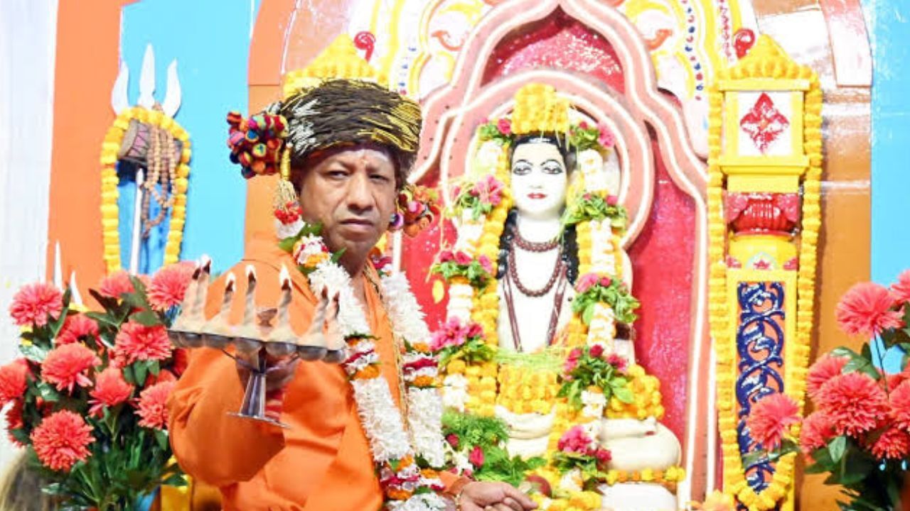 UP : विजयादशमी पर गोरखनाथ मंदिर पहुंचे CM योगी, पूजा-अर्चना कर प्रदेशवासियों को दी शुभकामनाएं