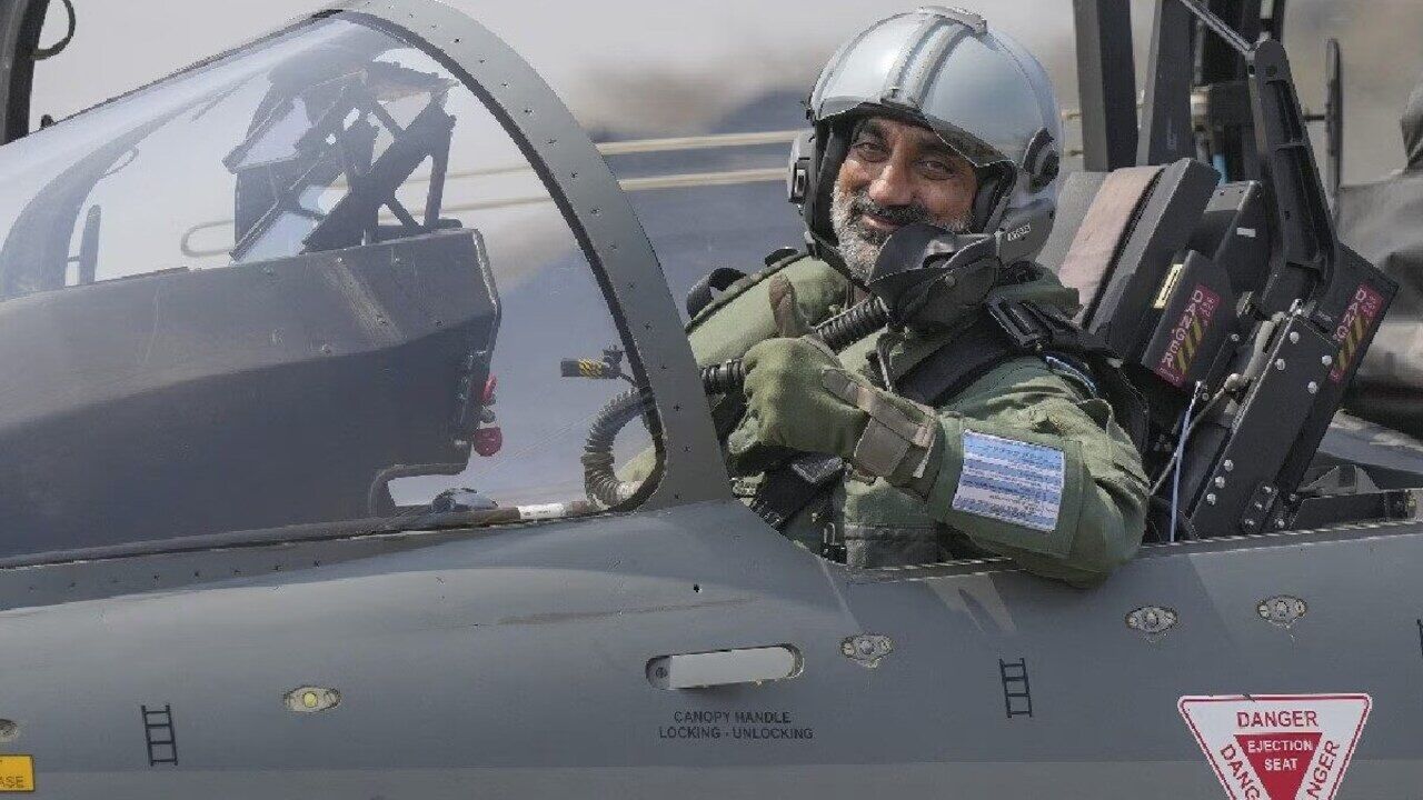 IAF चीफ एपी सिंह की आखिरी ट्रेनर सॉर्टी, उसी ‘किरण’ विमान से भरी उड़ान जिससे शुरू किया था करियर, मिला वाटर कैनन सैल्यूट