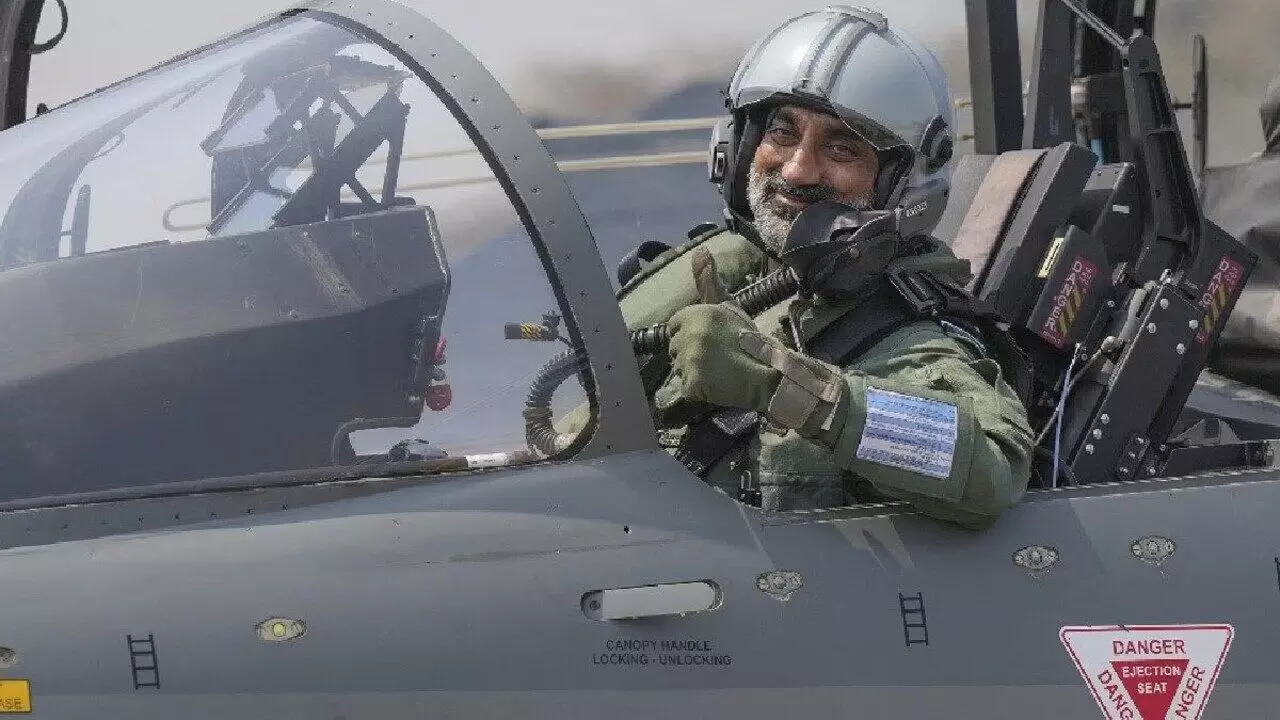 42726-iaf IAF चीफ एपी सिंह की आखिरी ट्रेनर सॉर्टी, उसी ‘किरण’ विमान से भरी उड़ान जिससे शुरू किया था करियर, मिला वाटर कैनन सैल्यूट