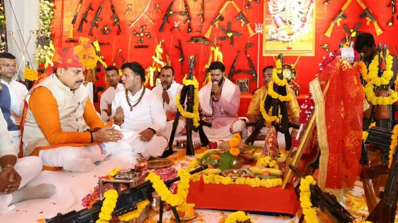 42727-mp-47 MP : CM डॉ. मोहन यादव ने किया शस्त्र पूजन, कहा- दशहरा असत्य पर सत्य की विजय का प्रतीक