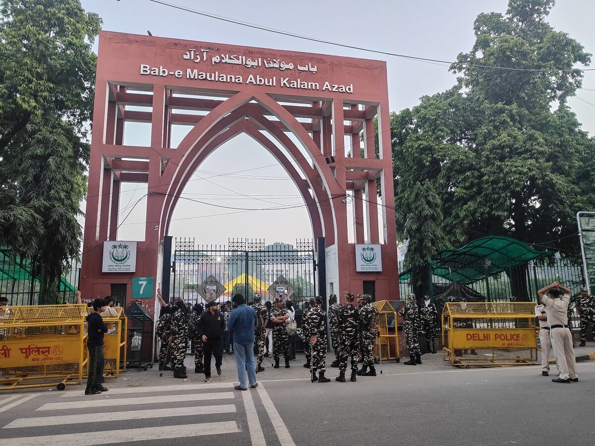 JNU में 17 दिन बाद छात्रों की भूख हड़ताल खत्म, 5 पदाधिकारियों का निष्कासन रद्द