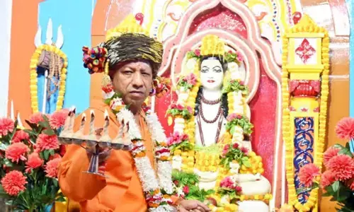 UP : विजयादशमी पर गोरखनाथ मंदिर पहुंचे CM योगी, पूजा-अर्चना कर प्रदेशवासियों को दी शुभकामनाएं
