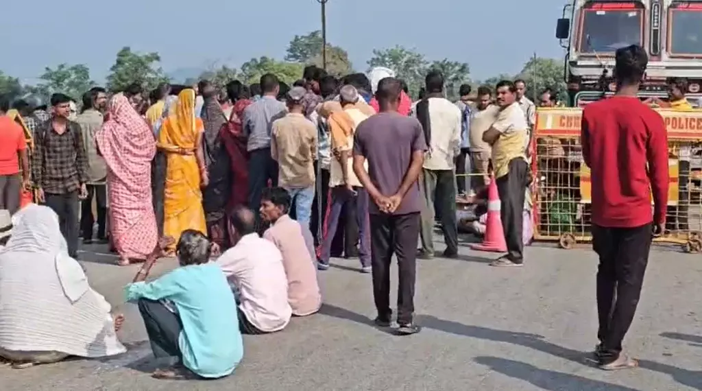 CG News : दो युवकों की मौत के बाद भड़का ग्रामीणों का गुस्सा, बाईपास पर किया चक्काजाम CG News : दो युवकों की मौत के बाद भड़का ग्रामीणों का गुस्सा, बाईपास पर किया चक्काजाम