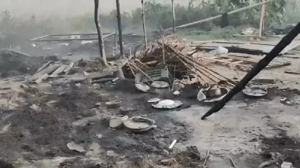 UP News: आधी रात झोपड़ी में भड़की आग, एक ही परिवार के 3 लोगों की दर्दनाक मौत, महिला गंभीर