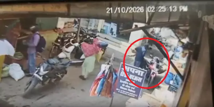 42814-untitled CG Crime : किसान नेता की बाइक की डिक्की से 44 हजार पार, CCTV में कैद हुई वारदात
