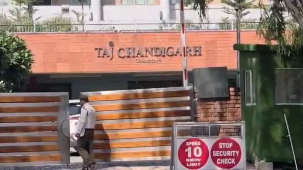 CG News : चंडीगढ़ के 5-स्टार होटल में रायपुर के बड़े कारोबारी की संदिग्ध मौत, कमरे में मिली शराब और दवाइयां CG News : चंडीगढ़ के 5-स्टार होटल में रायपुर के बड़े कारोबारी की संदिग्ध मौत, कमरे में मिली शराब और दवाइयां