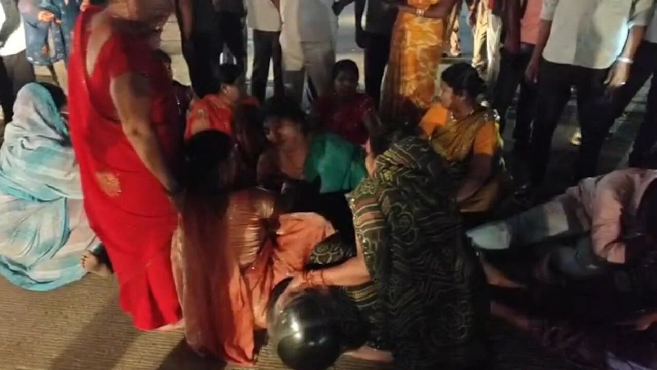 Gorakhpur Accident: दुर्गा प्रतिमा विसर्जन के दौरान बड़ा हादसा, करंट लगने से 3 की मौत, कई झुलसे