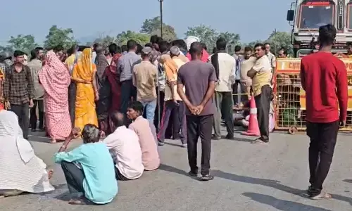 CG News : दो युवकों की मौत के बाद भड़का ग्रामीणों का गुस्सा, बाईपास पर किया चक्काजाम CG News : दो युवकों की मौत के बाद भड़का ग्रामीणों का गुस्सा, बाईपास पर किया चक्काजाम