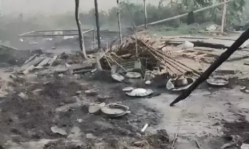 UP News: आधी रात झोपड़ी में भड़की आग, एक ही परिवार के 3 लोगों की दर्दनाक मौत, महिला गंभीर